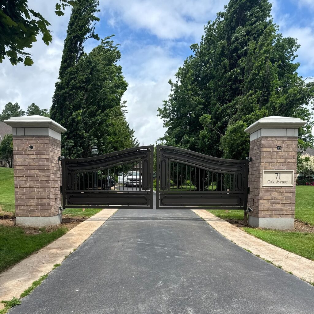 Driveway gate, automated driveway gate with opener. Automated gate contractor in Niagara. Gate contractor Toronto. Gate contractor. Wrought iron gate.