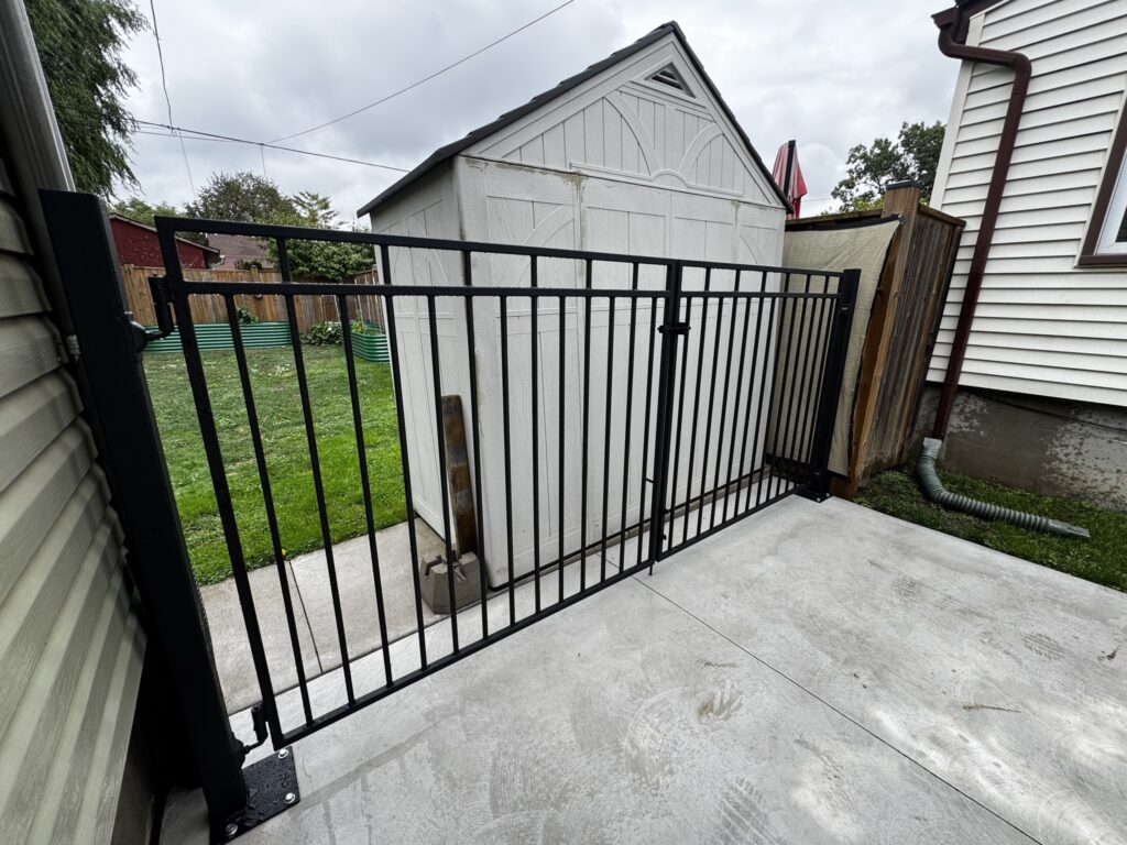 Custom metal driveway gate, metal fabricator niagara. Wrought iron driveway gate. Steel gate. Aluminum Gate.